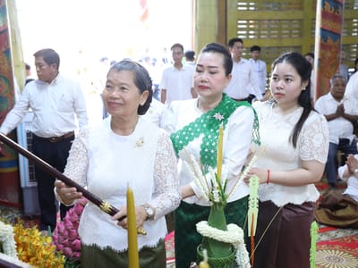 棉森婉参加亡人节布施仪式