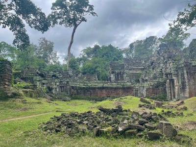 暹粒圣剑寺在亡人节期间吸引大量国内外游客