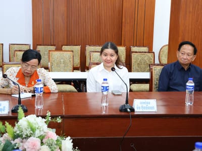 柬参议院第十委员会向暹粒省移交超100万美元人道主义物资