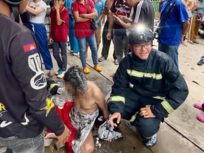 西港老人被困火场，消防员灭火救人发现满屋垃圾和洋娃娃