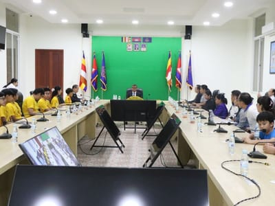 柬埔寨教育部长会见赴英参赛获奖学生，鼓励其再接再厉