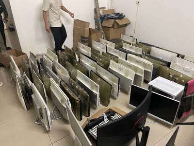 金边桑园区查获走私电子产品，近3000部手机被扣押