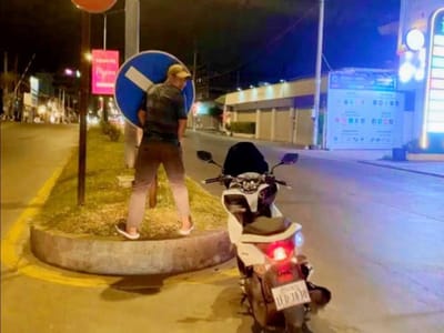 金边一名男子因向交通标志牌撒尿，金边警长下令追查！