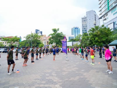 金边宪兵与民众开展健身训练活动