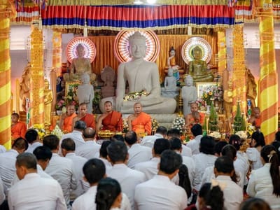 柬埔寨上丁省举行亡人节首日祭祀活动