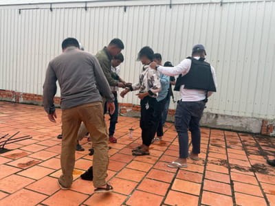 金边两男子手持“短枪”爬屋顶引发恐慌 警方全副武装迅速出动！