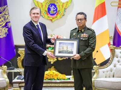 柬埔寨国防部长狄西哈会见美国国防部副部长