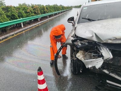 一辆雷克萨斯在金港高速公路爆胎失控撞护栏
