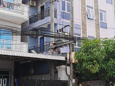 西港一男子从楼上坠下触及变压器受重伤