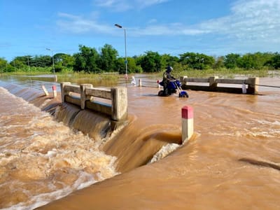 柬埔寨70B号公路遭洪水漫灌，当局紧急到场