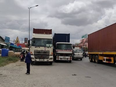 金边4号公路集装箱车违规占道，交通严重受阻！