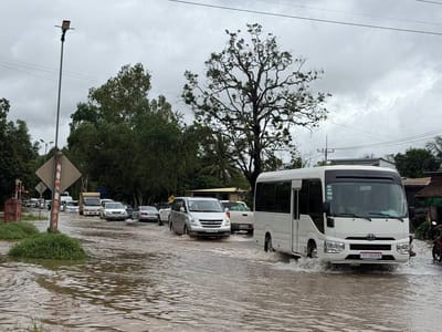 降雨引发洪涝：暹粒省4条公路重卡禁行