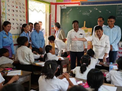 柬埔寨文化艺术部部长彭萨格娜慰问柴桢省罗密赫县一小学师生