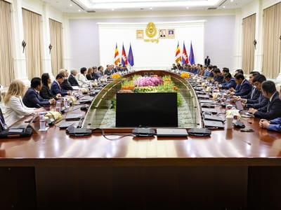 洪玛奈首相会见美国-东盟商业理事会代表团