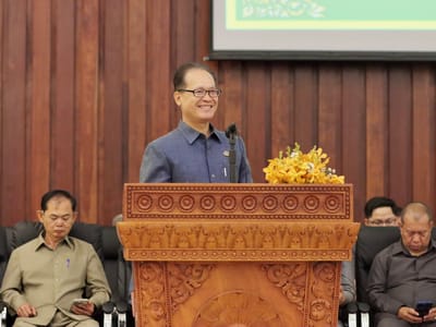 柬埔寨环境部长慰问特本克蒙省高考优秀生并颁发奖励