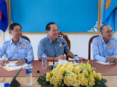人民党基层工作组慰问磅通省特列乡青年并视察乡村道路建设进展 - 图片1