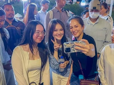 洪玛奈首相与夫人及家人在“四臂湾步行街”休闲散步
