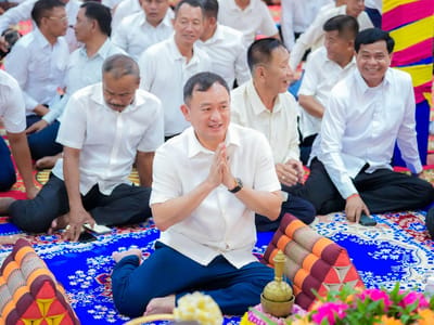 柬埔寨国家宪兵副总司令向寺庙捐赠物资