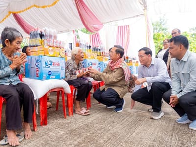 柬埔寨马德望省洪灾民众获赠洪玛奈首相援助物资 - 图片3