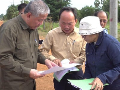 柬埔寨农村发展部率队视察磅湛省两项道路养护项目