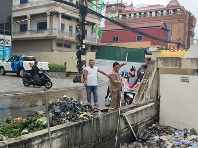 波森芷区宗周三分区当局清理4号公路水渠垃圾 保障水流畅通