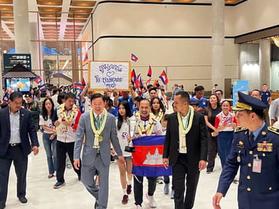 柬男排捧回东南亚排球锦标赛首站冠军奖杯，副首相亲自到机场迎接！