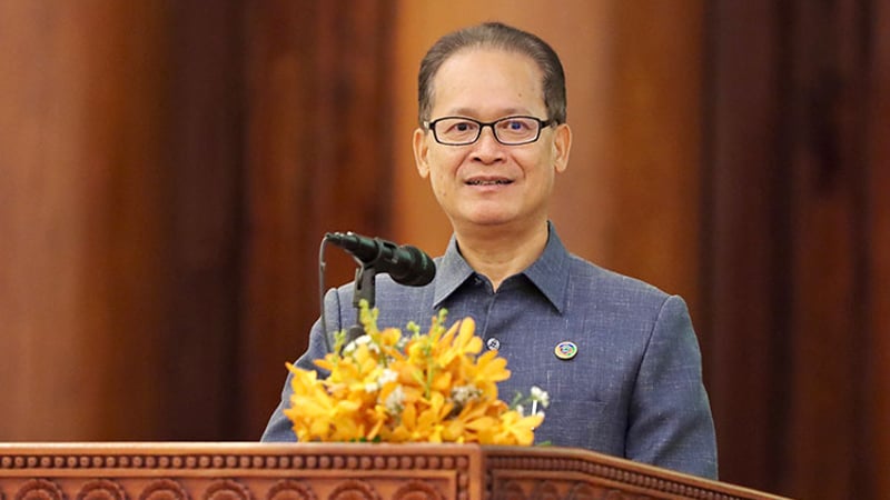 柬埔寨环保部部长向特本克蒙省近2500名高中毕业生颁发洪玛奈首相奖励