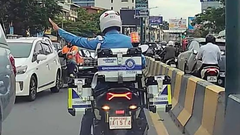 金边交警护送临产孕妇就医获表彰