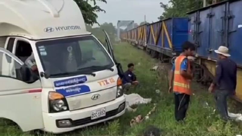 卜省一汽车遭火车撞击，造成一人重伤！