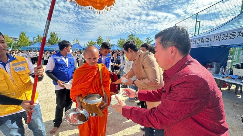 逾2500名旅韩柬埔寨同胞齐聚一堂举办亡人节活动