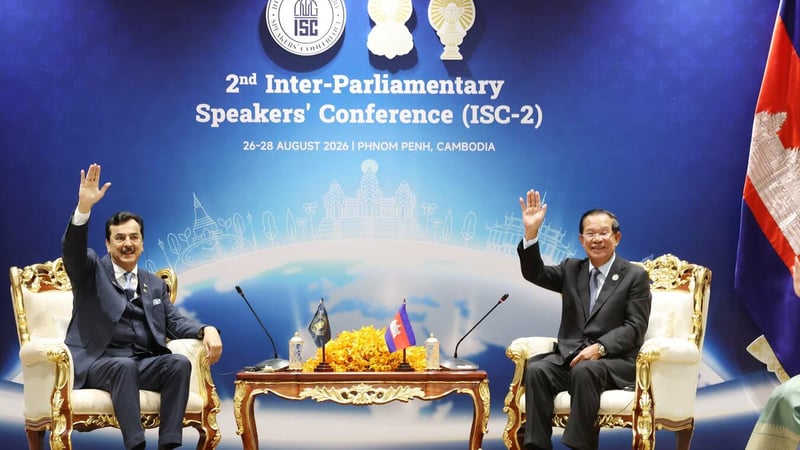 洪森会见出席第二届国际议长大会的各国代表团团长