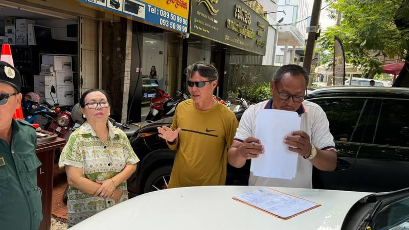 金边堆谷区一商铺因私占公共道路引发纠纷，当局出面协调解决