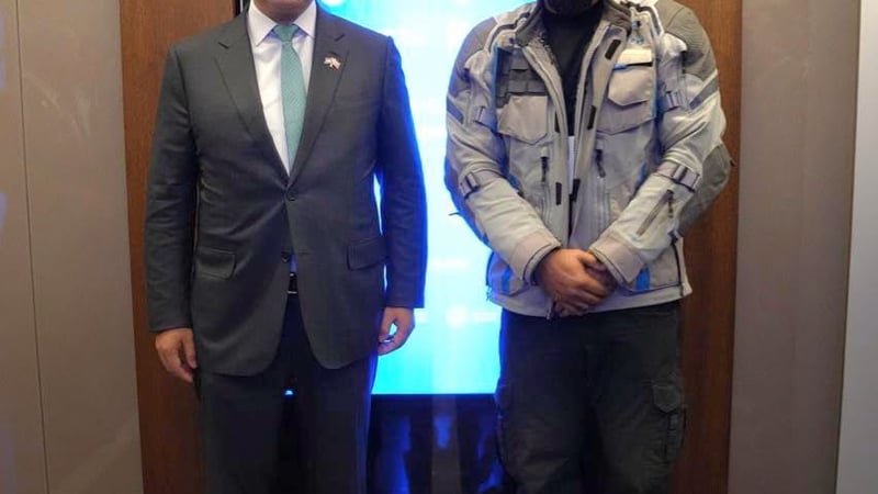 洪玛奈首相在土耳其会见柬埔寨籍跨洲摩托车骑手