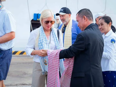 西港旅游热度持续攀升：国际邮轮载400余名游客抵柬观光