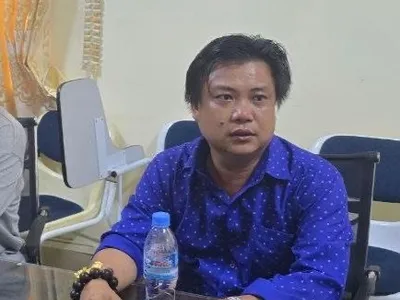 金边警方逮捕一名在国家银行前组织抗议并封路的柬男子