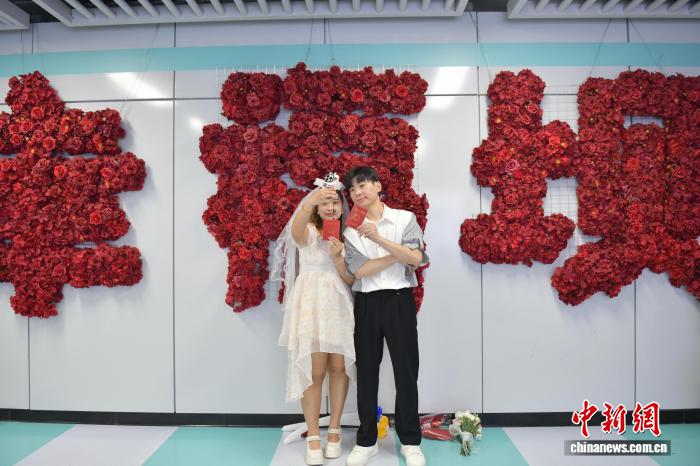 “幸福经济”遍地开花 中国新人用地标为婚姻注脚