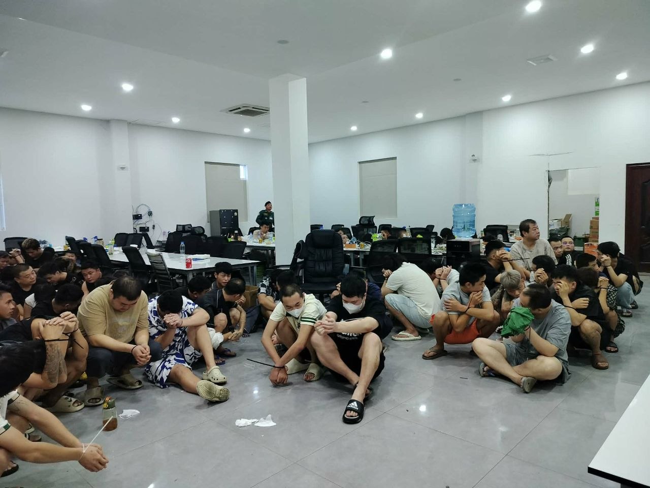 柬埔寨警方突查波贝“五号公馆”：抓获一批涉诈人员！