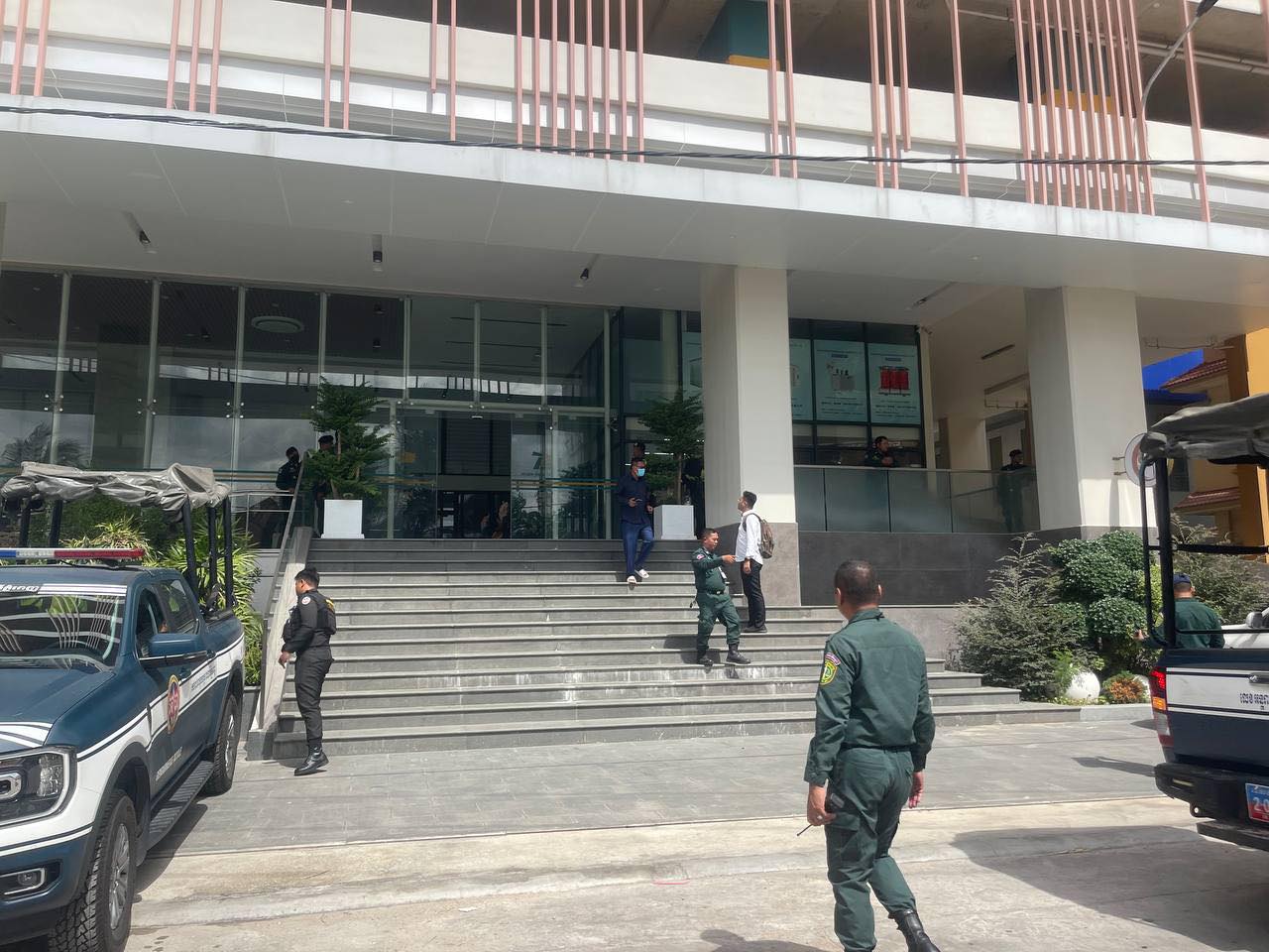 金边警方突袭一处涉及电诈建筑物