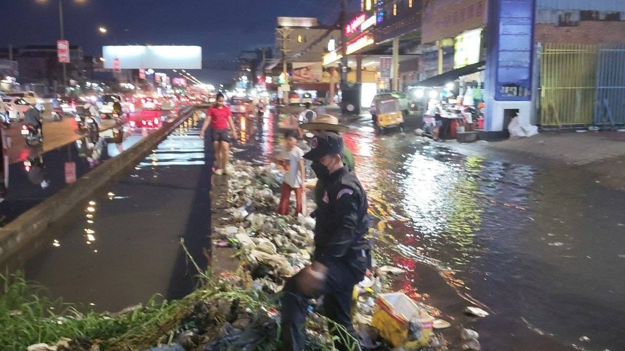 金边强降雨致4号公路立交桥处积水，当地官员紧急清淤排涝